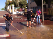 بالصور: مجلس طلاب الثانوية الشاملة ينظم يوماً تطوعياً لتنظيف ساحات المدرسة